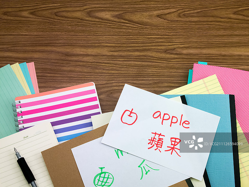 学习新语言：在笔记本上书写文字图片素材