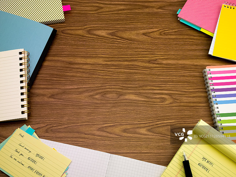 印地语：在笔记本上书写学习新语言的单词图片素材