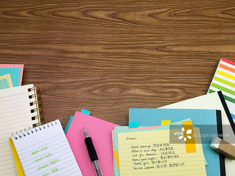 韩国人在笔记本上学习新语言图片素材