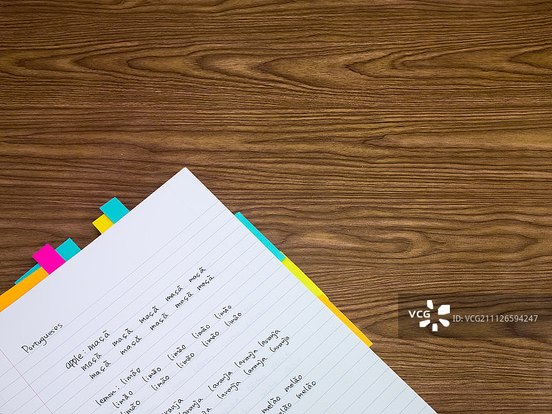 葡萄牙语：在笔记本上书写学习新语言的文字图片素材