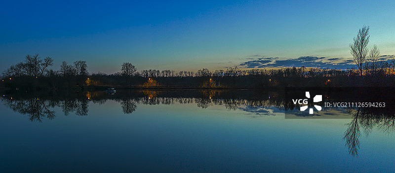 黎明时分的湖泊全景图片素材