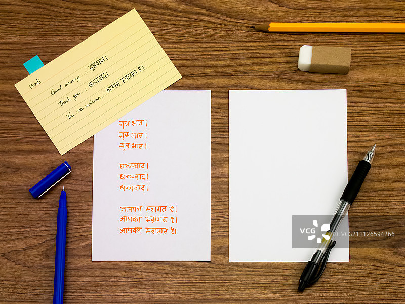 印地语：在笔记本上书写学习新语言的单词图片素材