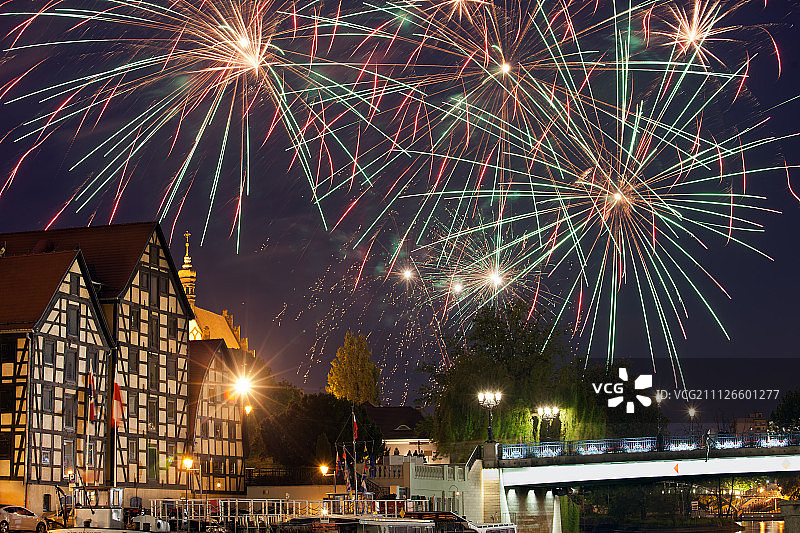 夜幕下的波兰比得哥什节日烟花图片素材
