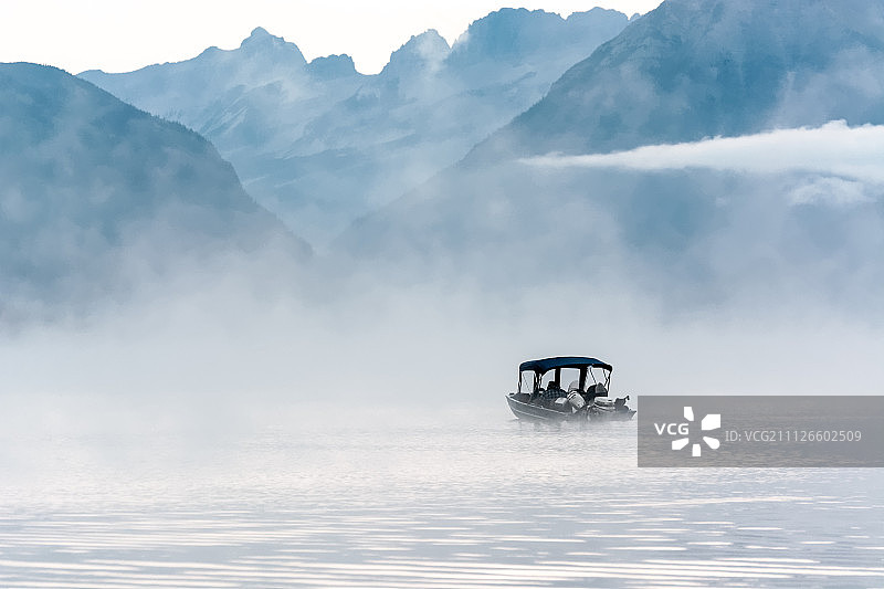 麦克唐纳湖阿普加附近的停泊船只图片素材