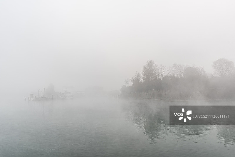 加尔达湖上的雾气图片素材