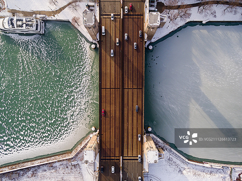 冰封的湖滨大道图片素材