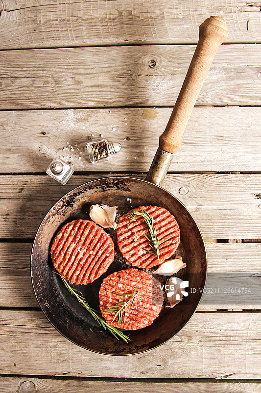 生牛肉汉堡肉饼图片素材