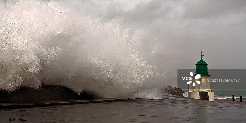 波特-茹安维尔防波堤上的波浪图片素材