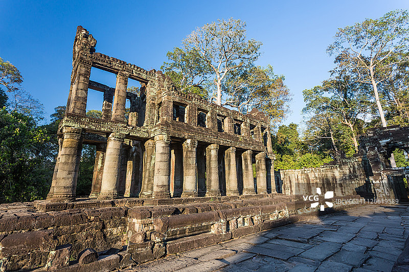 仰视角度拍摄的古遗址，背景为湛蓝的晴空图片素材
