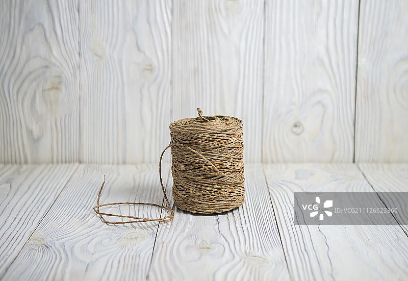 木制背景上的纱线图片素材