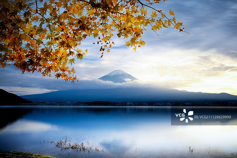 日落时的湖景图片素材