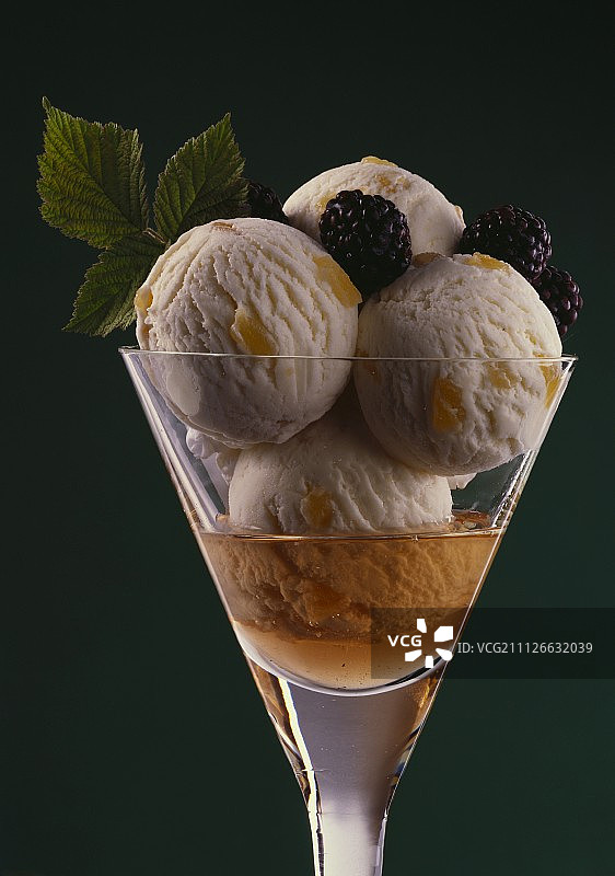 黑莓和柑曼怡酒桃子圣代图片素材