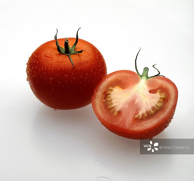 完整和一半的番茄；水滴图片素材