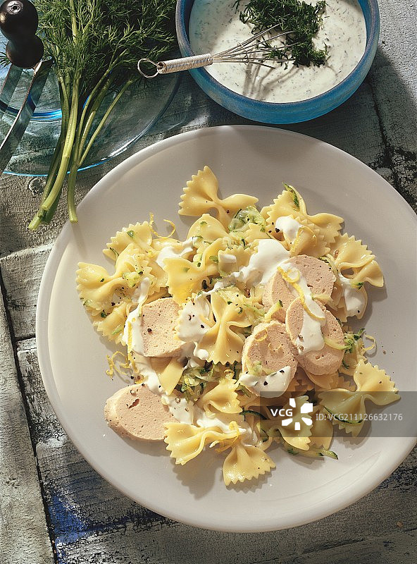 意面沙拉配三文鱼慕斯图片素材