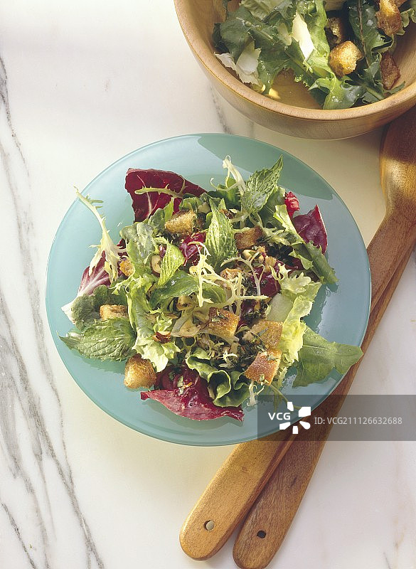 搭配榛子和面包丁的沙拉叶图片素材