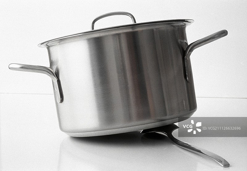 倾斜冷却的汤以防止变质图片素材