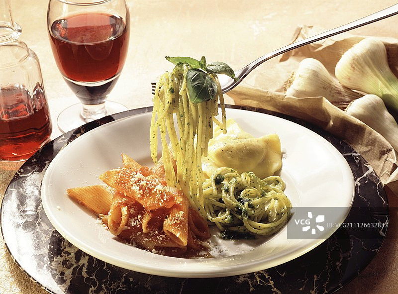 三种不同的意大利面图片素材