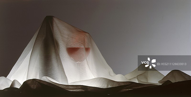 红酒瓶和白布下的玻璃杯图片素材