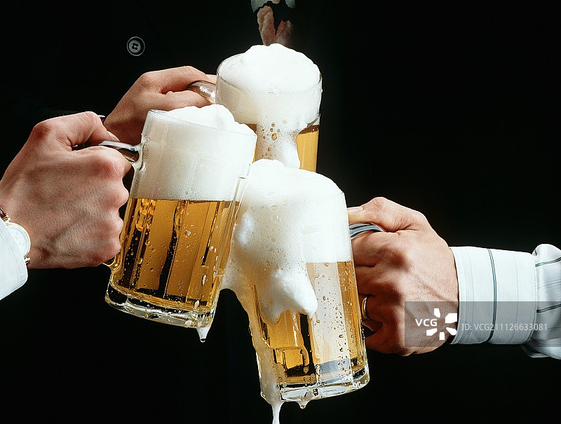 三杯啤酒碰杯庆祝图片素材