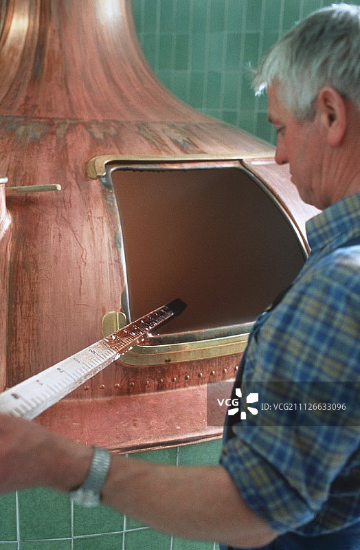 酿酒师检查麦芽汁图片素材