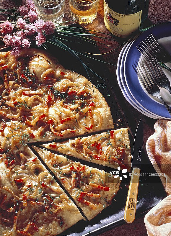 烤盘上的阿尔萨斯洋葱披萨图片素材