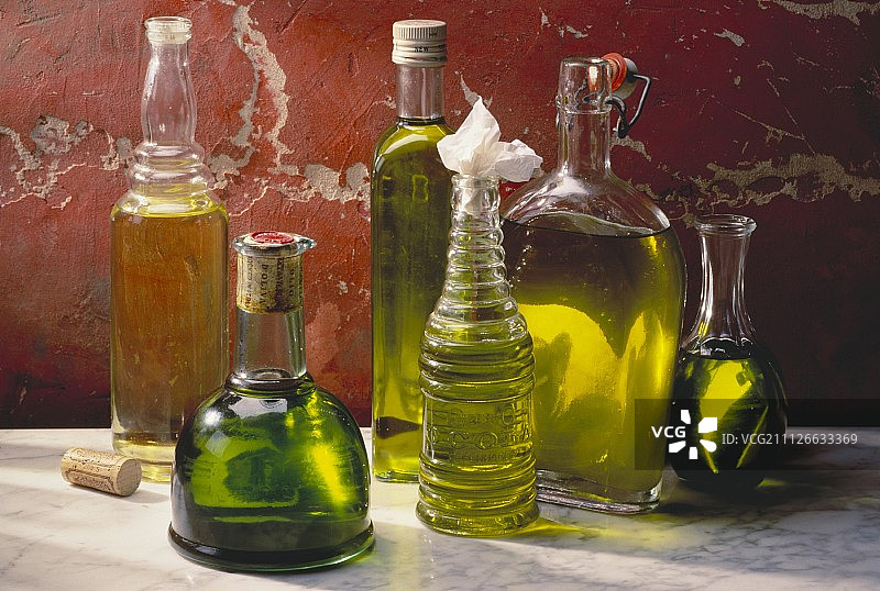 玻璃瓶中的什锦油图片素材