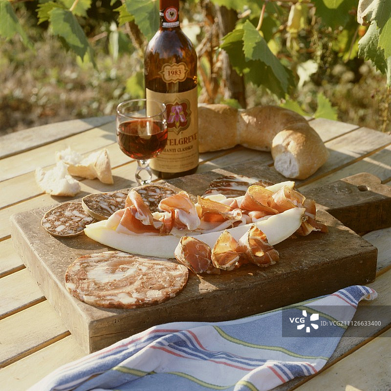 意大利开胃菜（甜瓜和火腿；黑布丁和葡萄酒）图片素材