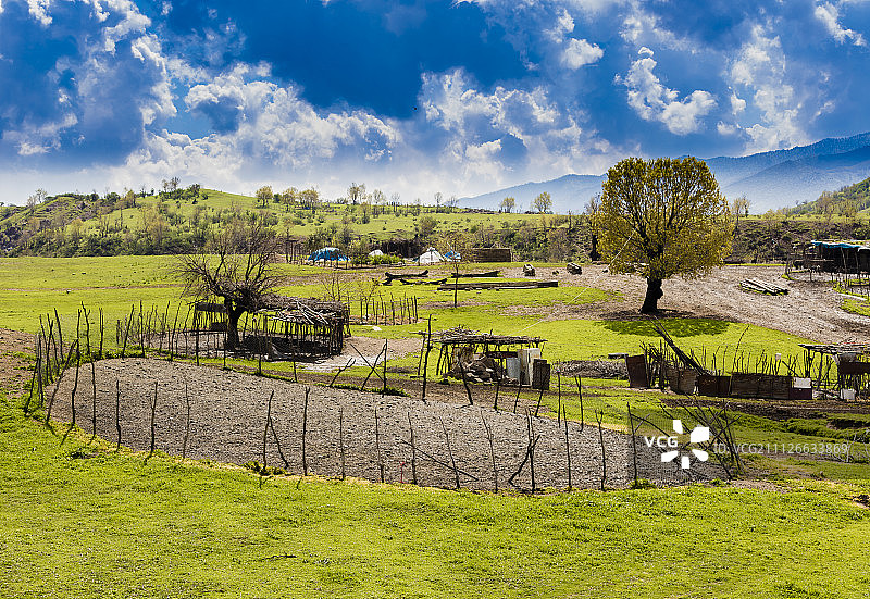 伊拉克乡村风光：杜胡克市附近的圆形围栏图片素材