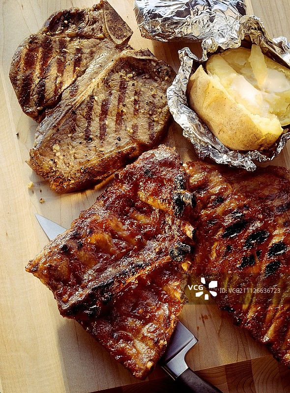 牛排、排骨和烤土豆图片素材