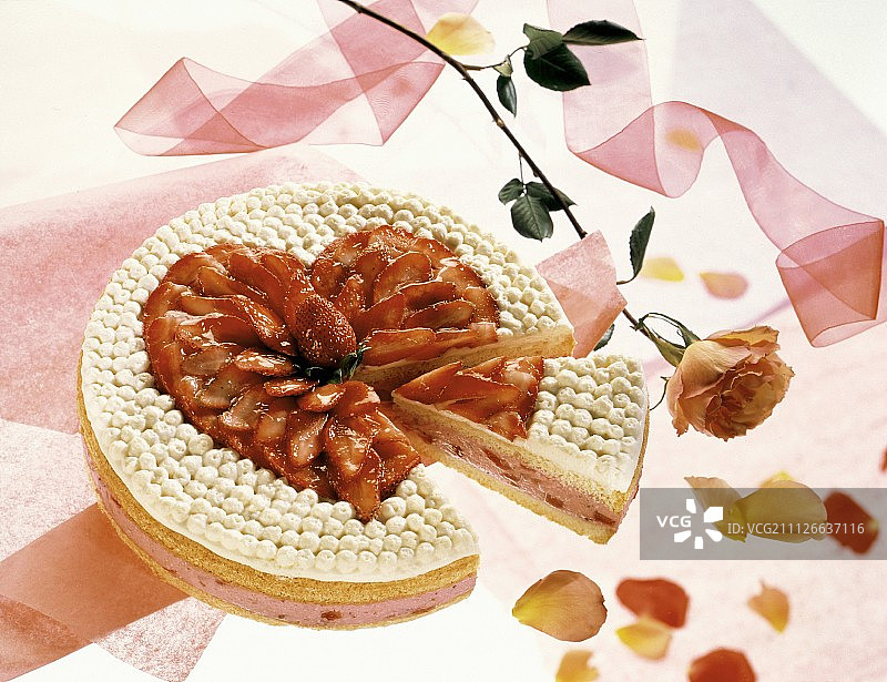 草莓奶油蛋糕，心形草莓装饰图片素材