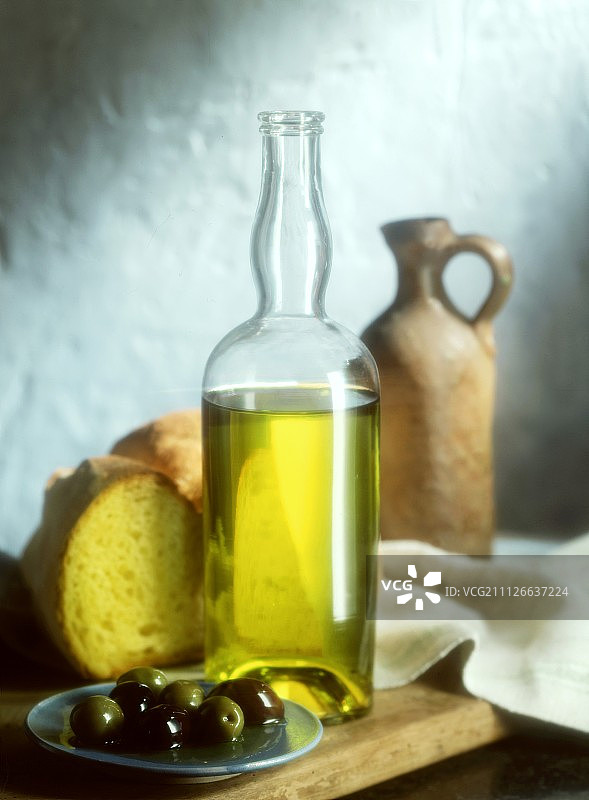 一瓶橄榄油、橄榄和面包图片素材