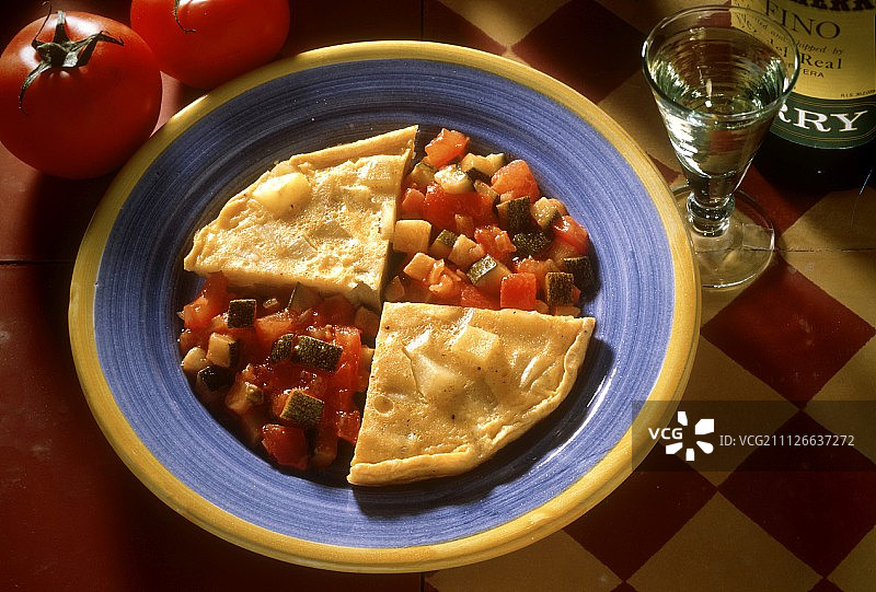 番茄和西葫芦马铃薯煎蛋卷图片素材