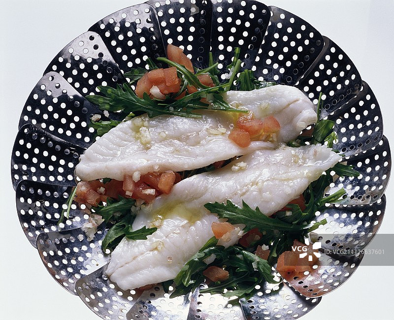 清蒸大菱鲆鱼片配芝麻菜和番茄图片素材