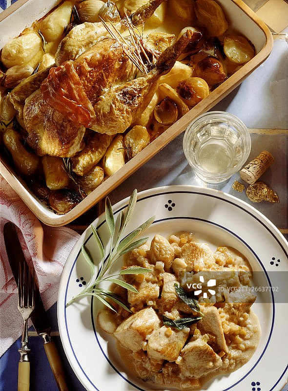 珍珠鸡配土豆和炖火鸡图片素材