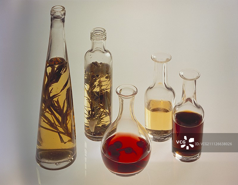 多种醋：龙蒿、香草、覆盆子、葡萄酒图片素材