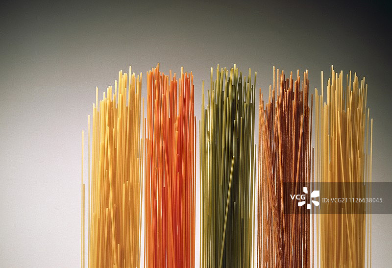 多种意大利面：黄色、绿色、红色、全麦图片素材