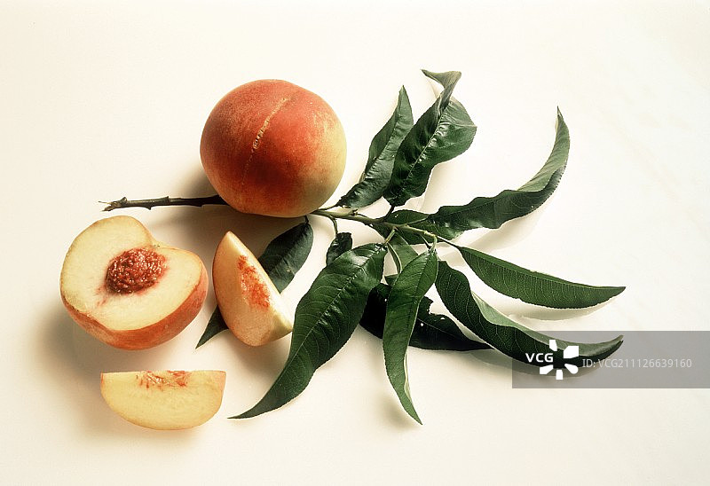 完整桃子和切片桃子与桃叶图片素材
