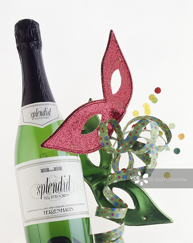 奥地利香槟酒瓶旁的狂欢节面具图片素材