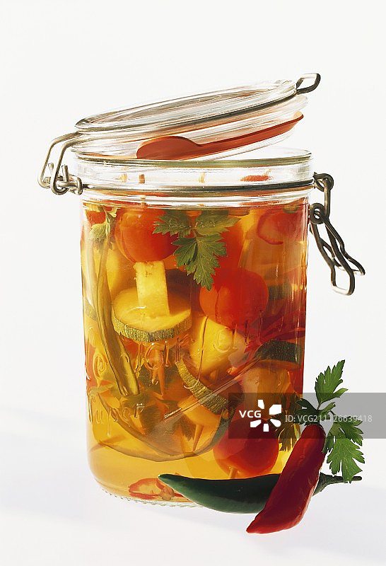 瓶装西葫芦和西红柿图片素材