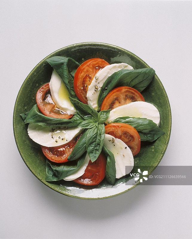 马苏里拉奶酪配番茄和罗勒图片素材