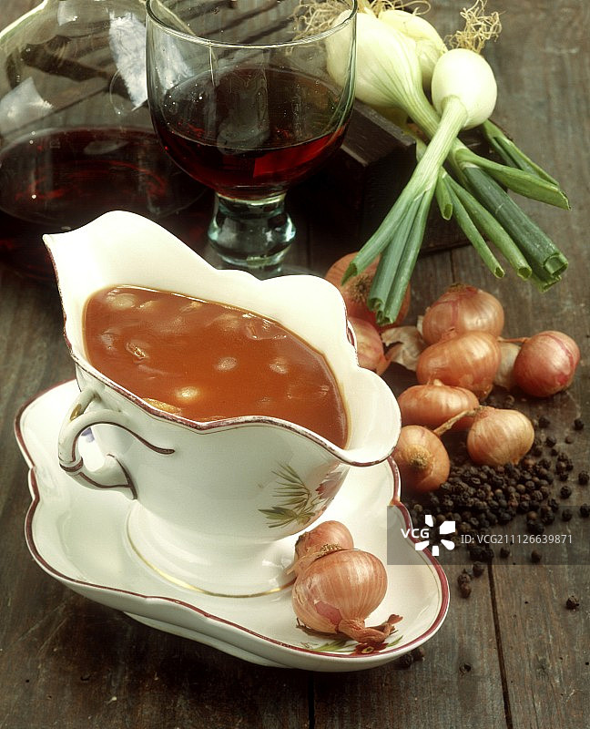 桌上酱汁船里的香辣洋葱酱图片素材