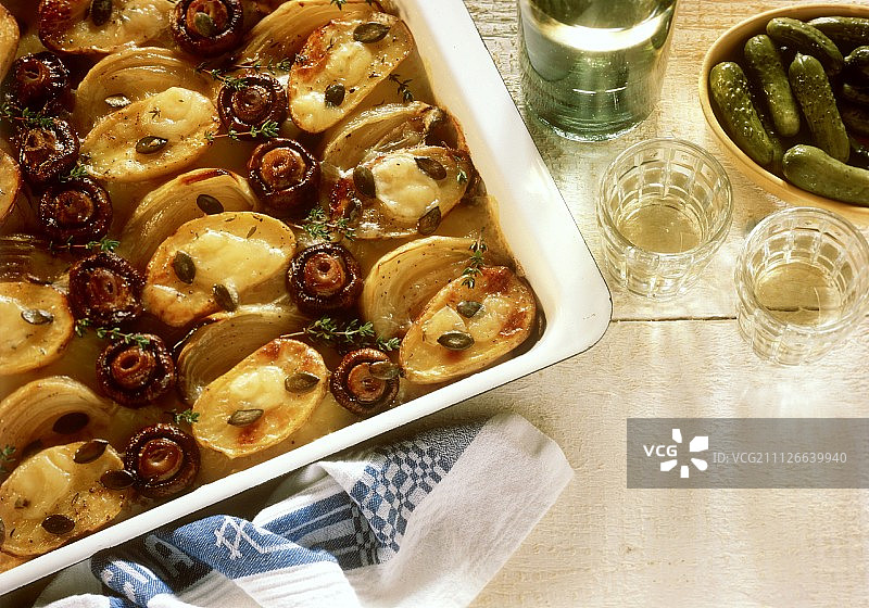 烤土豆洋葱蘑菇焗烤图片素材
