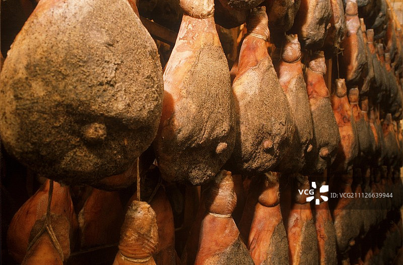 肉类冷藏室中悬挂的腌猪肉图片素材