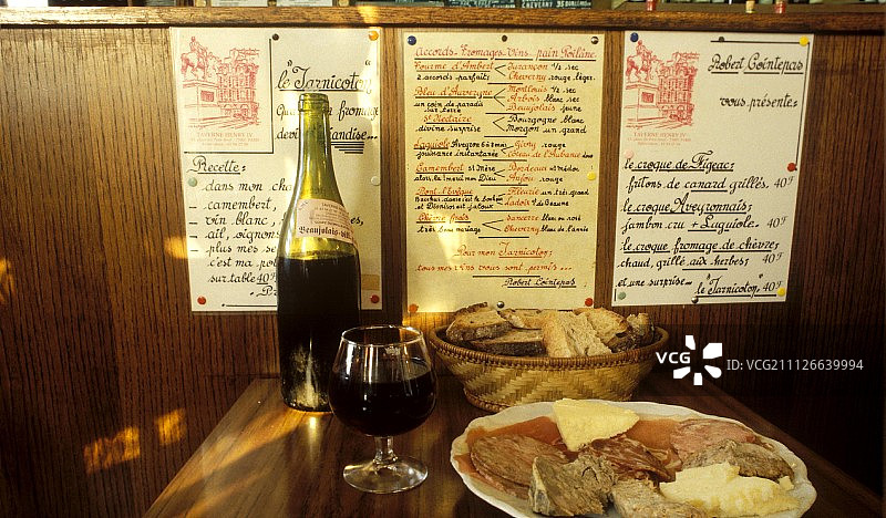 巴黎亨利四世酒馆的葡萄酒和奶酪特色美食图片素材