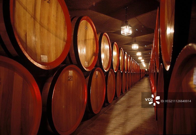 在巴萨诺-维琴察的桶中成熟的格拉巴酒图片素材