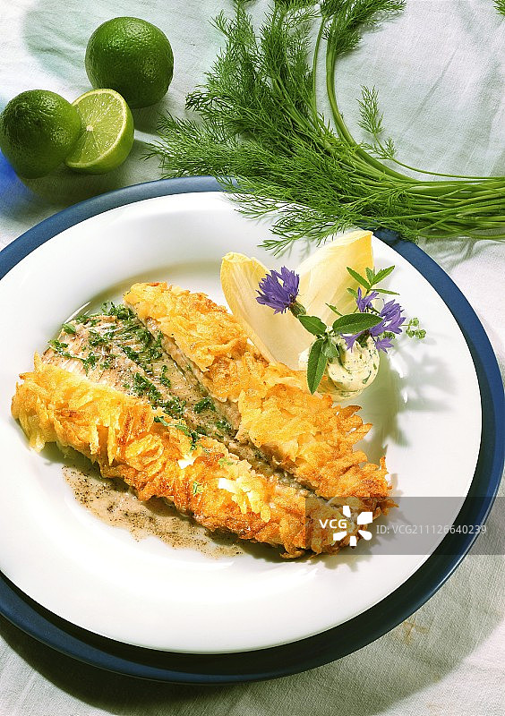 盘中带有棕色黄油的马铃薯外皮鲽鱼图片素材