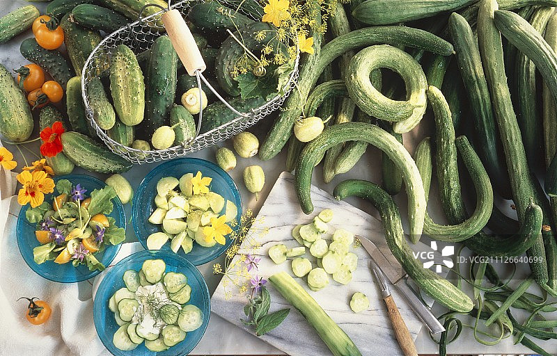 三款不同配料的黄瓜沙拉图片素材