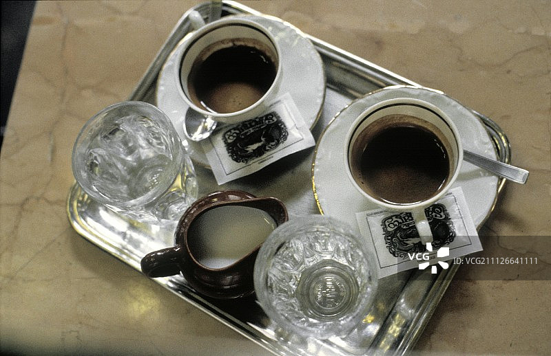 两杯加奶油的意式浓缩咖啡，银色托盘图片素材