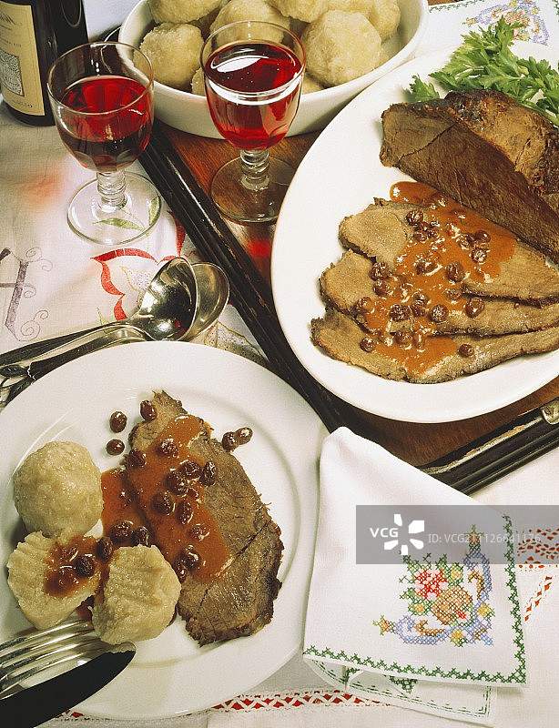 葡萄干酱腌牛肉与饺子图片素材