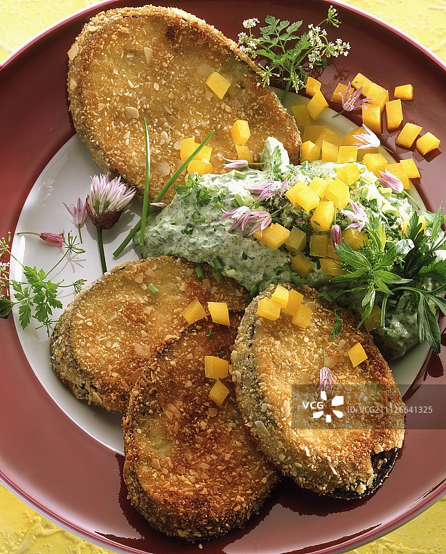 炸茄子片配香草凝乳和辣椒粉图片素材